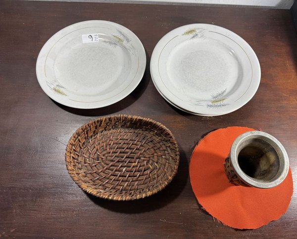 Platos, taza y cesta de mimbre - imagen 2