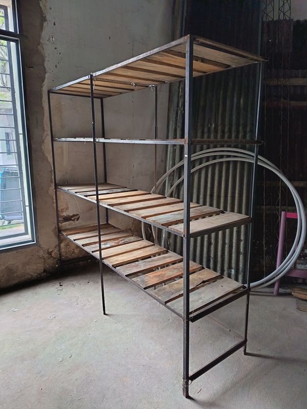 Estantería Industrial de Hierro y Madera
