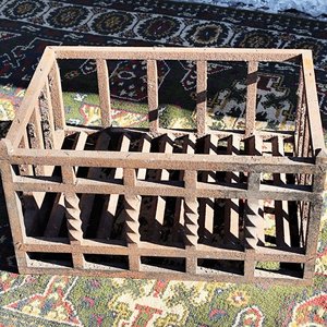 Antiguo Leñero de Hierro Forjado Rectangular con Barrotes Torneados - imagen 1
