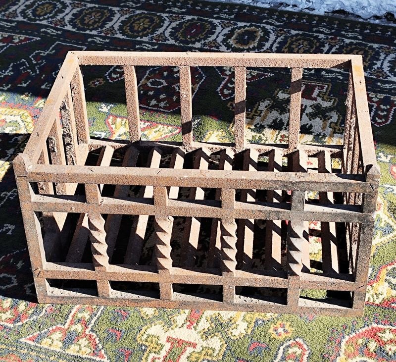 Antiguo Leñero de Hierro Forjado Rectangular con Barrotes Torneados