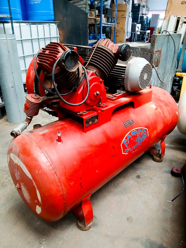 Compresor Somar Cabezal en V - Motor Trifásico Weg 5.5 CV - imagen 1