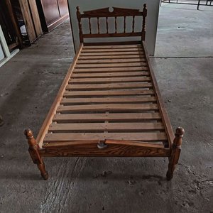 Lote siguiente: Cama de 1 plaza de madera paraíso, estilo clásico