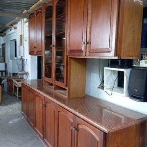 Amoblamiento de Cocina en Cedro: Bajo Mesada con Granito y Placard Colgante - imagen 3