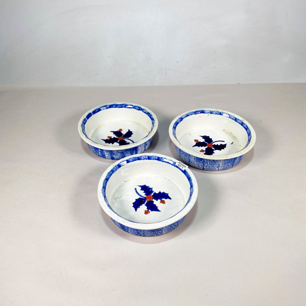 Lote siguiente: Tres recipientes loza decorada floral celeste