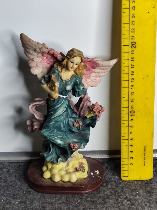 Figura de Ángel en Resina con Base de Madera - imagen 1