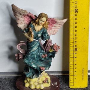 Lote siguiente: Figura de Ángel en Resina con Base de Madera