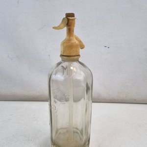 Antiguo Sifón de Soda de Cristal con Cabeza de Cerámica Beige - imagen 3