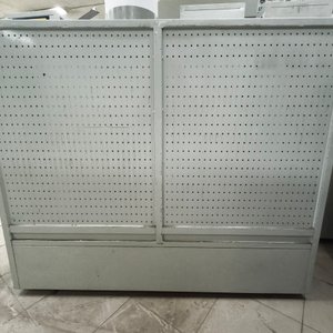 Vitrina Exhibidora Comercial con Frente de Vidrio y Base Cerrada - imagen 2