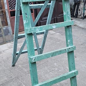 Lote siguiente: Escalera de madera verde