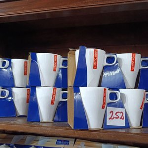 Lote siguiente: Juego de 12 Tazas Blancas "High Quality" Elegantes