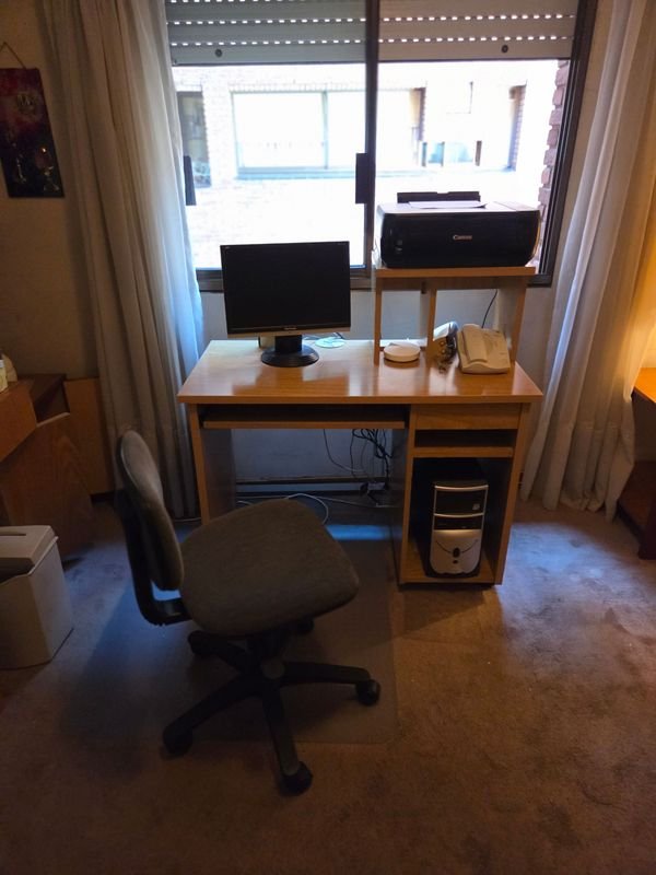 Lote siguiente: Escritorio moderno rodante con silla y accesorios