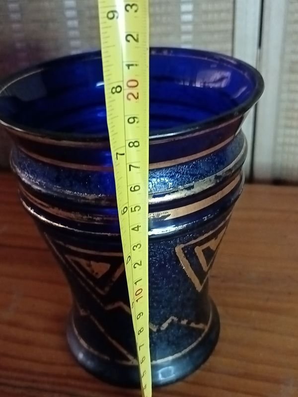Jarrón de cristal azul cobalto con detalles dorados - imagen 7