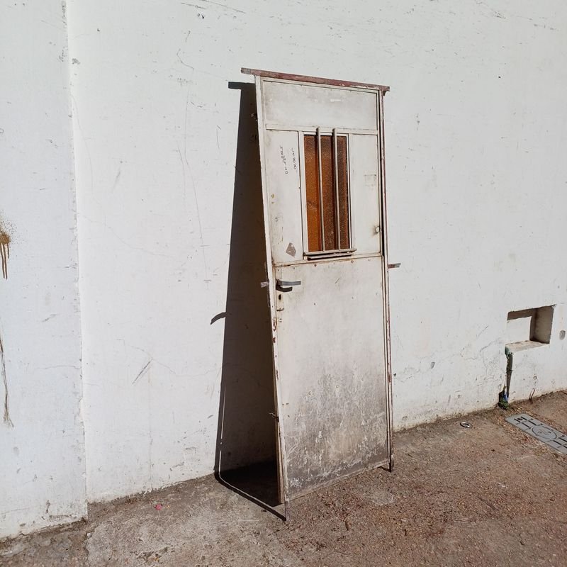 Puerta de hierro con marco y ventana - imagen 3