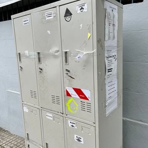 Gabinete Metálico Gris con 6 Puertas - imagen 2