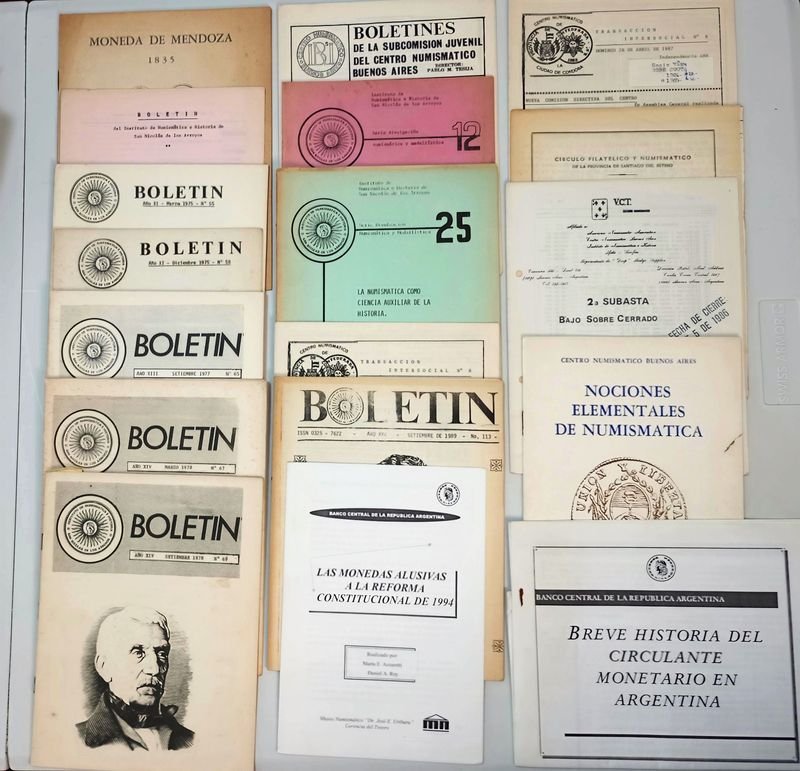 Lote de 18 Publicaciones sobre Numismática Argentina: Boletines, Catálogos y Monedas