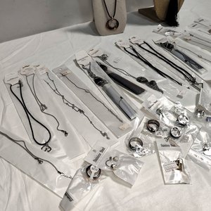 Lote de 50 Piezas de Joyería de Acero Quirúrgico: Collares, Aros y Pulseras Nuevas - imagen 3