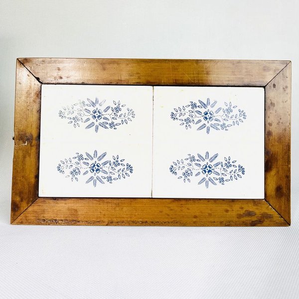 Antigua fuente de madera con azulejos y arabescos - imagen 1