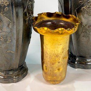 Par de Floreros Cónicos Metálicos Estilo Art Nouveau con Asas Laterales - imagen 4