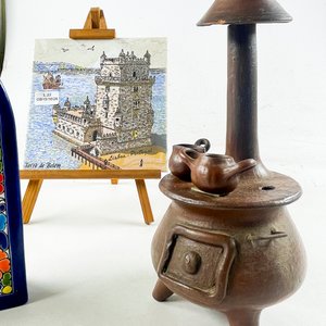 Lote de 3 piezas decorativas: Reloj de cerámica, figura de estufa y azulejo con trípode - imagen 3