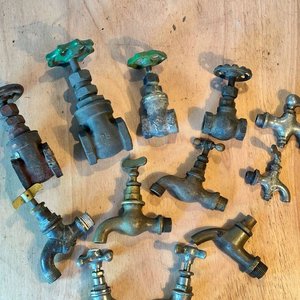 Gran lote de canillas y pases bronce, ideal artesanias percheros etc.. - imagen 4