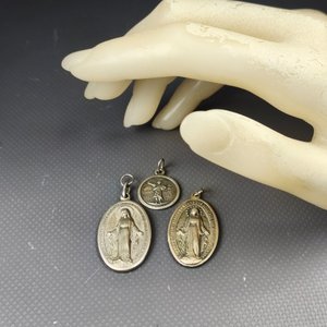 Lote de 3 Medallas Religiosas: Virgen María (2) y San Pancracio, Alpaca - imagen 3