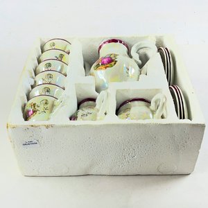 Lote anterior: Quince piezas en porcelana para cafe escena romántica