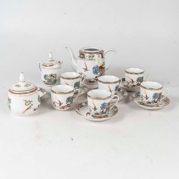 15 Piezas de té de porcelana, diseño oriental flores y pájaros. Falta tapa de la tetera. Medidas: 8x7 cm