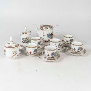 Lote anterior: 15 Piezas de té de porcelana, diseño oriental flores y pájaros. Falta tapa de la tetera. Medidas: 8x7 cm