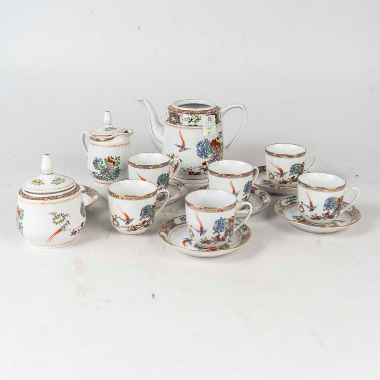 15 Piezas de té de porcelana, diseño oriental flores y pájaros. Falta tapa de la tetera. Medidas: 8x7 cm