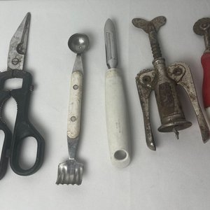 Set de 5 Utensilios de Cocina Antiguos: Cuchara Medidora, Pelador, Sacacorchos y Más - imagen 4