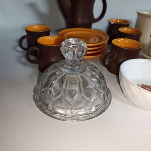 Lote de Vajilla: Jarra Marrón, Tazas, Platos y Cuencos Decorados - imagen 2