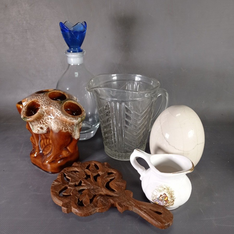 Colección de objetos decorativos de cerámica y vidrio