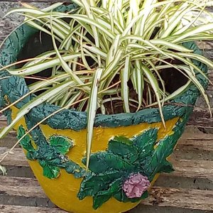 Maceta Amarilla Decorada con Hojas Verdes y Flores - imagen 4