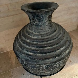 Lote anterior: Vasija Antigua de Cerámica con Base de Hierro