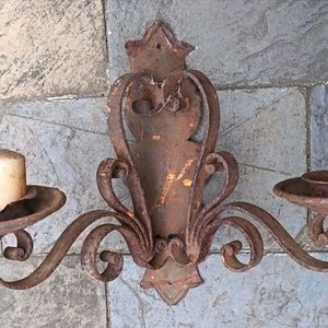 Antiguo Aplique de Pared de Hierro Forjado con Dos Velas y Batidor Manual - imagen 4