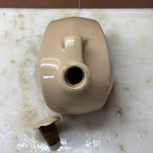 Decantador Cerámico Beige Diseño Clásico con Asa y Tapón - imagen 2