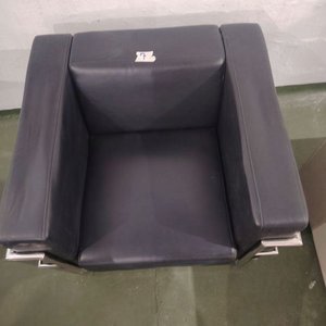Sillón Estilo Le Corbusier, Tapizado Negro y Estructura Metálica - imagen 7