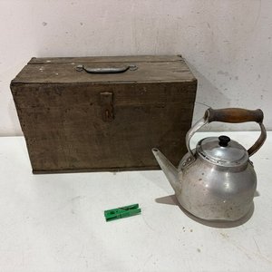 Lote siguiente: Valija Antigua de Madera y Cafetera de Aluminio