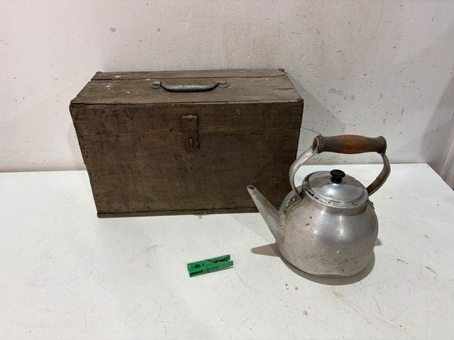 Valija Antigua de Madera y Cafetera de Aluminio