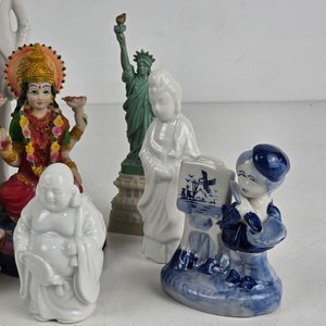 Lote Variado de Figuras Decorativas: Budas, Pareja de Época, Abstracta y Más - imagen 5