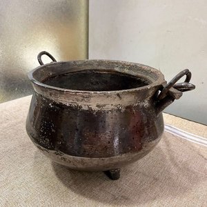 Olla Antigua de Hierro Fundido con Tapa y Tres Patas - imagen 9