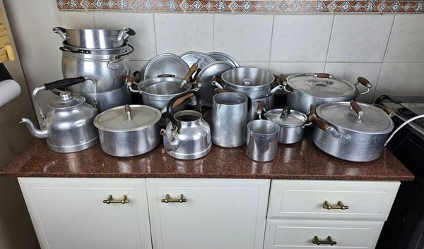 Gran Cantidad de Ollas, Cacerolas y Utensilios de Cocina en Aluminio - imagen 1