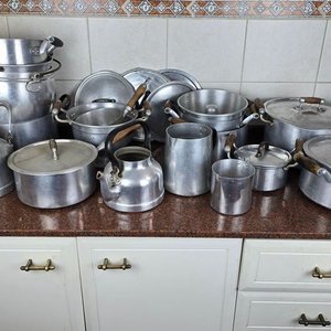 Lote siguiente: Gran Cantidad de Ollas, Cacerolas y Utensilios de Cocina en Aluminio