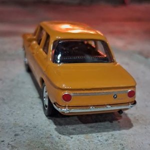 Auto Coleccionable de Metal Color Ocre con Caja - imagen 3