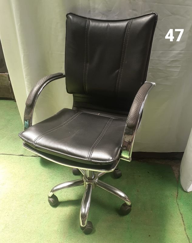 Silla de escritorio de cuero negro