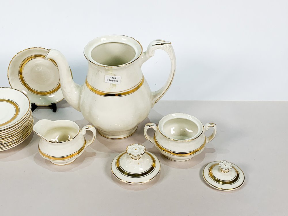 Juego de té y café en porcelana con adornos dorados - imagen 4