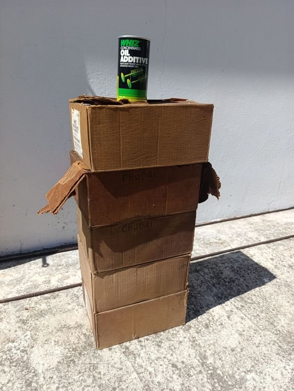 Lote de aceite automotriz en cajas y latas - imagen 4