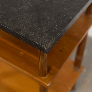 Mesa Auxiliar de Tres Niveles con Tapa de Granito Negro y Detalles en Lustre - imagen 2