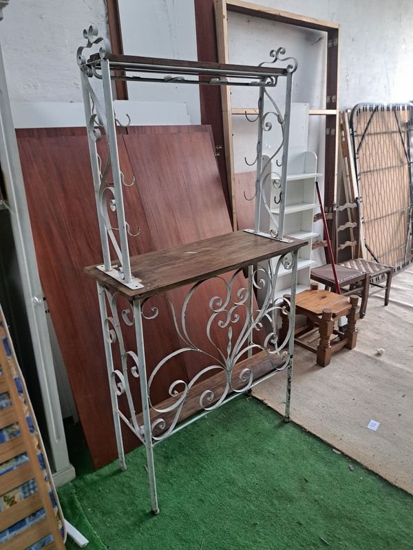 Barras rusticas con taburetes y estantería - imagen 2