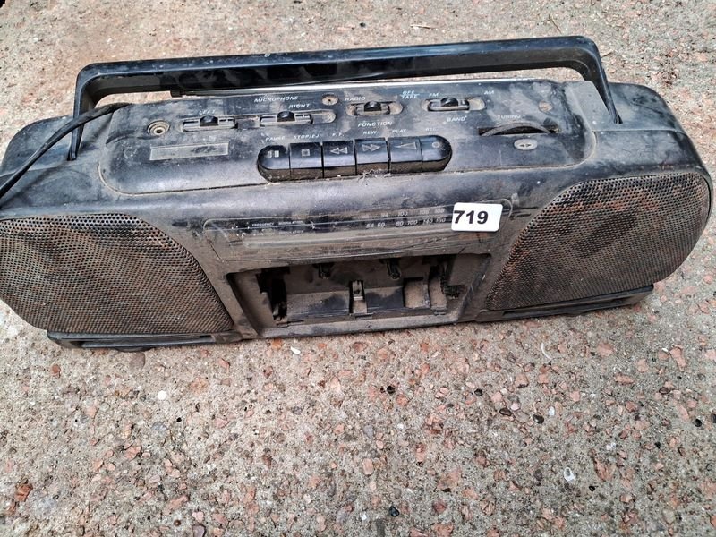 Lote anterior: Radio casetera con averias, a la vista